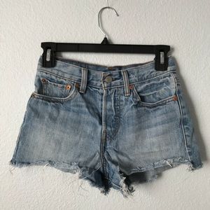 Light Wash Levi Shorts